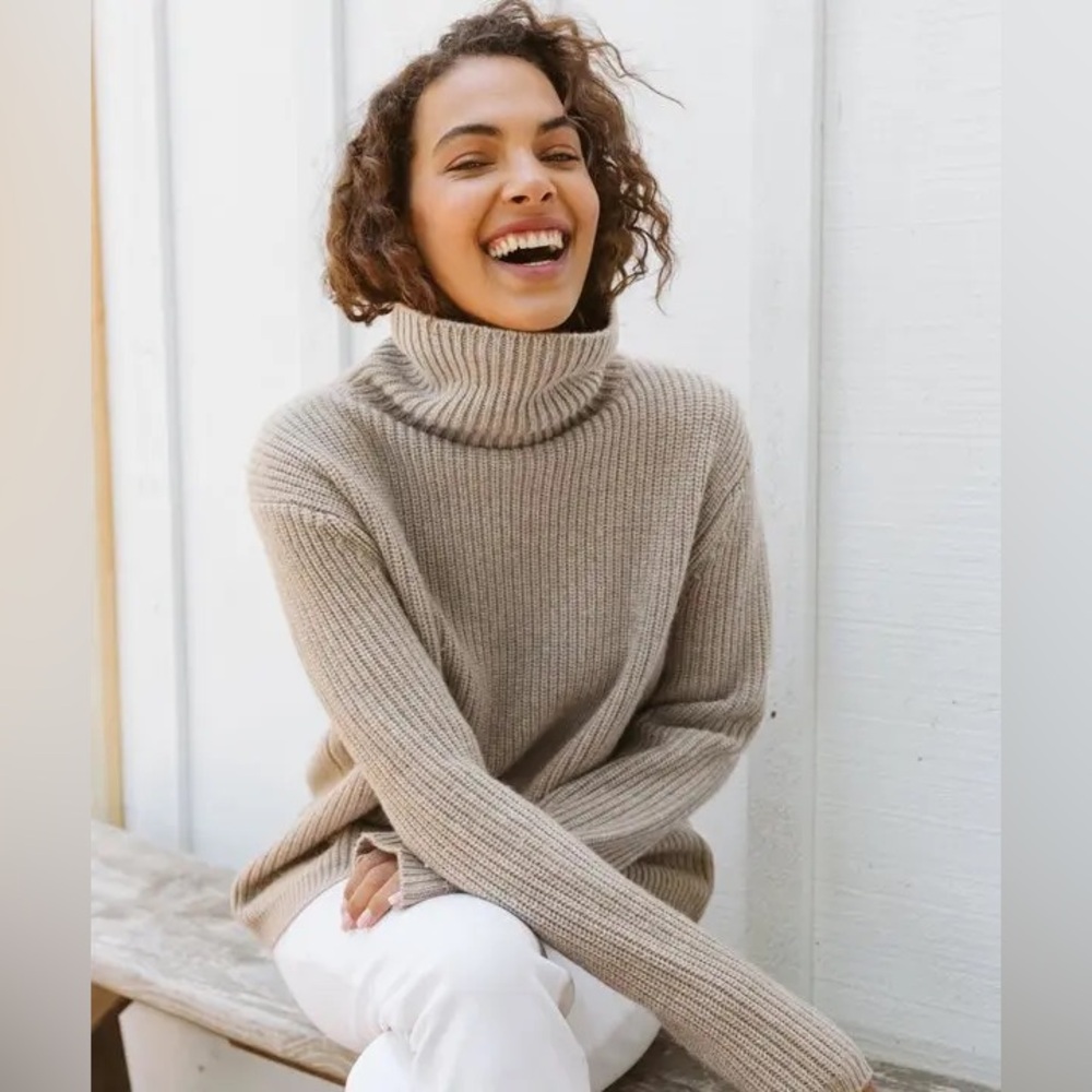 Jenni Kayne 100% cashmere turtleneck in undyed stone, XS. NWT.